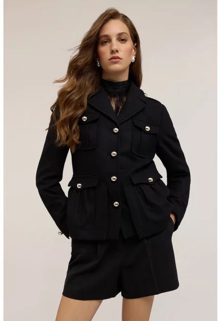 Късо палто с вълна и джобове