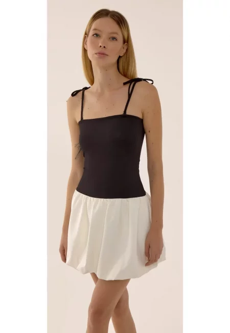 Мини рокля -  slim fit - квадратно деколте - балон подгъв - черна - полиестер