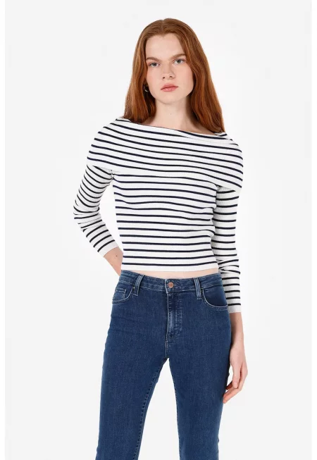 Раиран пуловер с голо рамо