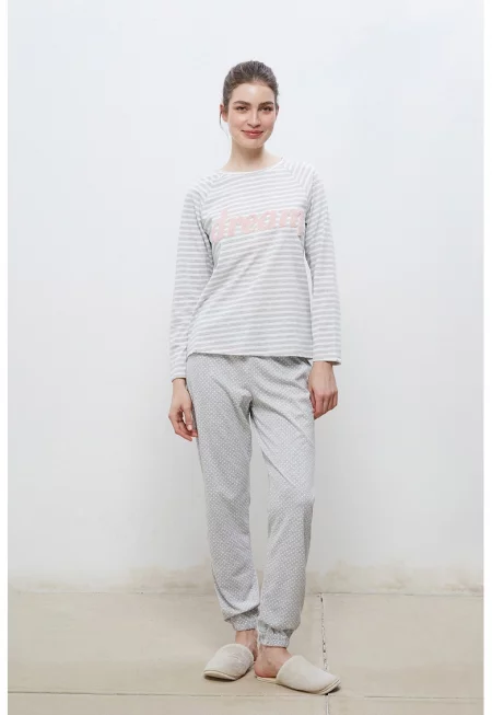 Раирана дълга пижама с пухкав надпис