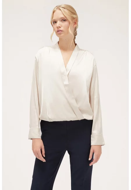 Сатинирана блуза със застъпено деколте - Слонова кост