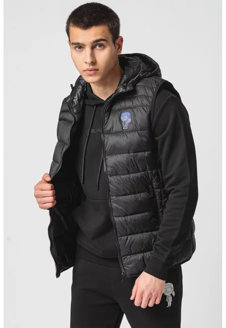 Капитониран елек с качулка