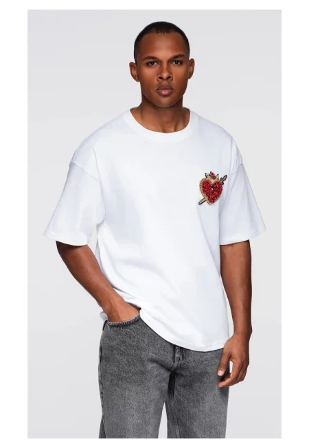 Памучна тениска с бижута на гърдите  OM-TSCT-0290 - Бял