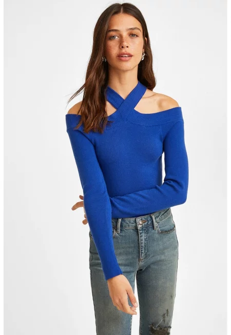 Пуловер с голо рамо