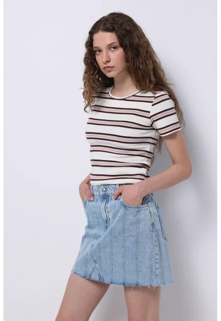 Раирана тениска с овално деколте