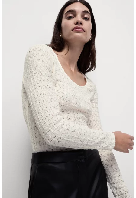 Релефна блуза с овално деколте