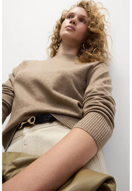 Фино плетен пуловер с ниска яка