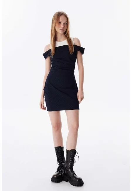 Къса рокля с отвор на раменете - Черен