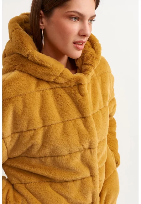 Късо палто с качулка с еко пух