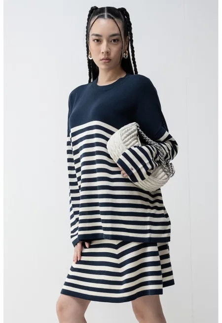 Раиран пуловер с лиосел - Мръснобял/Тъмносин