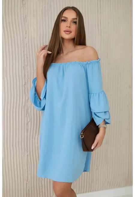 Рокля с деколте на раменете -