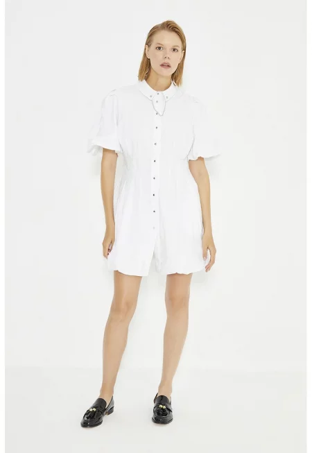 Рокля тип риза с джобове и декоративна верижка - Бял