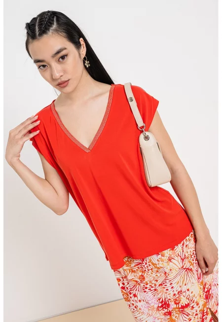 Тениска с модал и дълбок шпиц