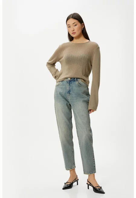 Дънки със средновисока талия и захабен ефект