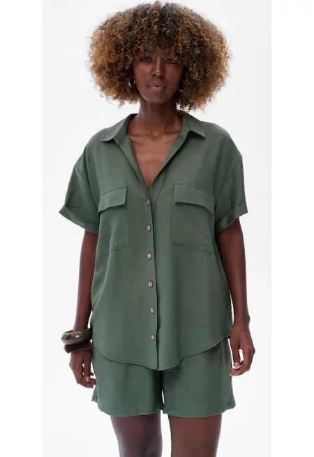 Едноцветна риза с пришити джобове