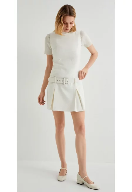 Къса рокля с овално деколте - Бял