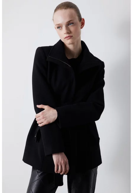 Късо палто с вълна с яка