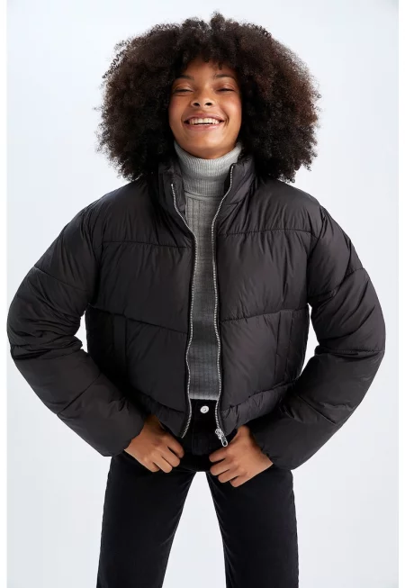 Късо зимно яке с капитониран дизайн и вата