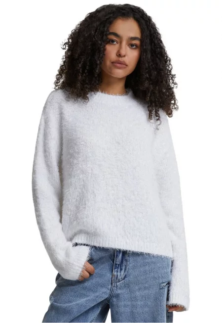 Мъхест пуловер