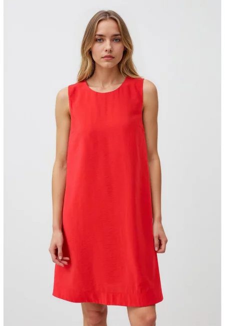 Разкроена рокля с овално деколте