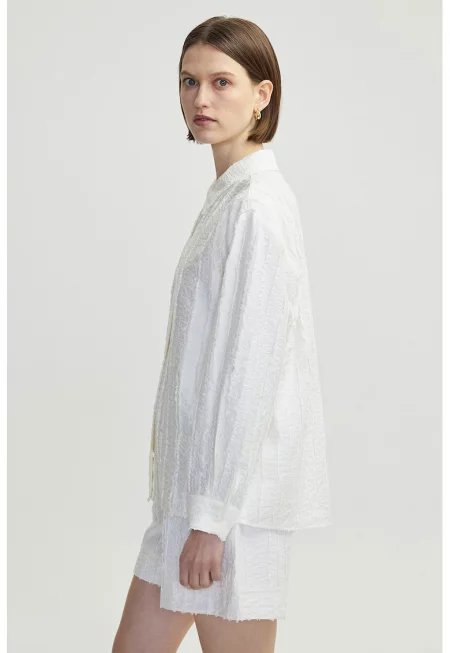 Риза с релеф - Бял