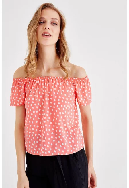 Тениска на точки с голи рамене