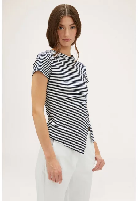 Тениска с асиметричен подгъв