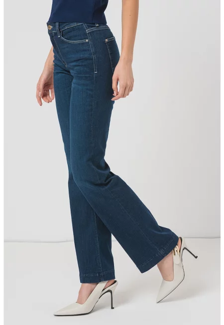 Леко разкроени дънки със средновисока талия