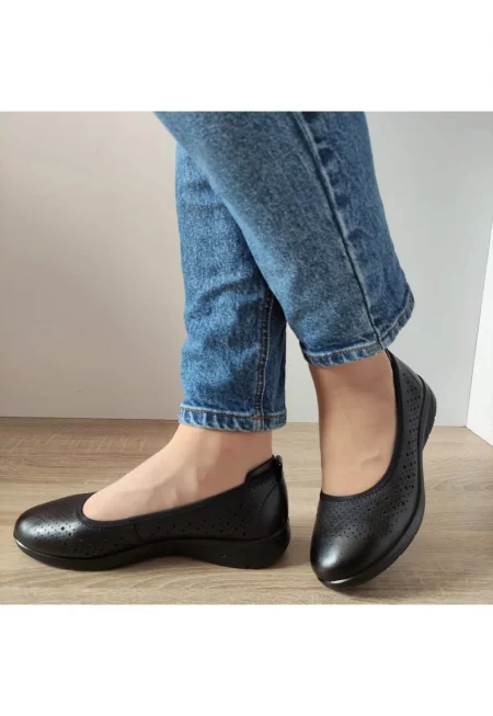 Перфорирани дамски обувки - Черен