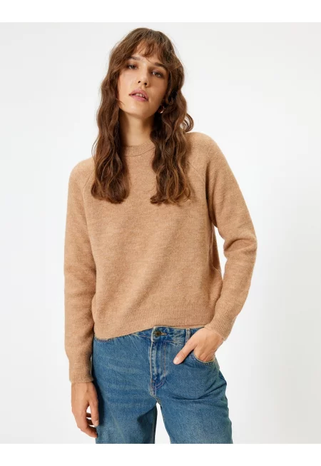 Пуловер с ръкави реглан и овално деколте