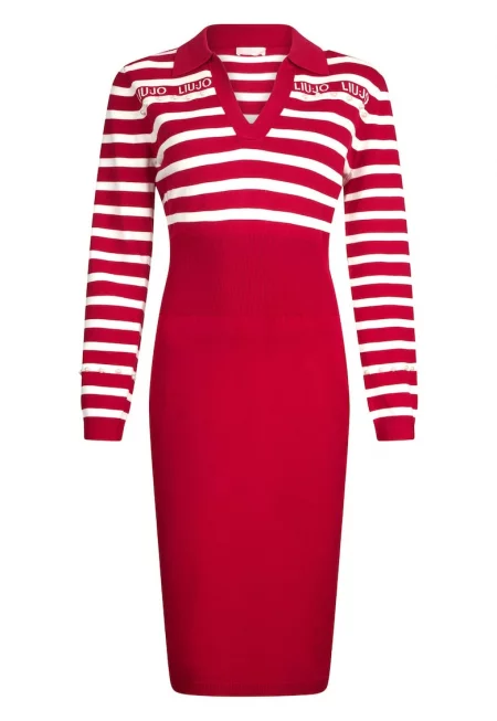 Раирана вталена рокля с мъниста