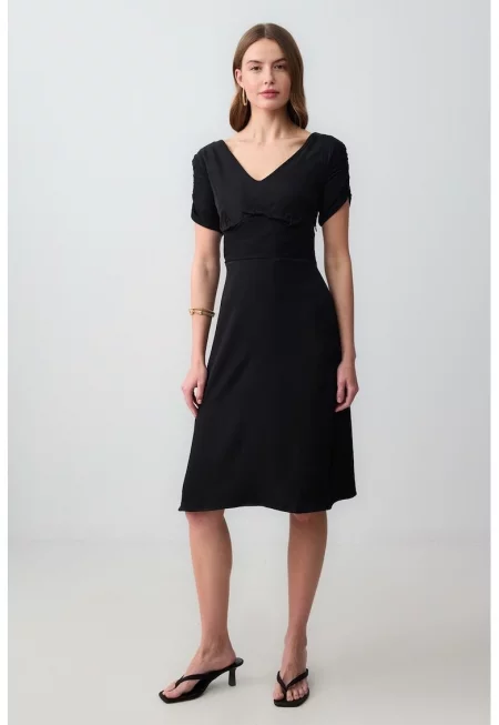 Шпиц рокля с къси ръкави - Черен