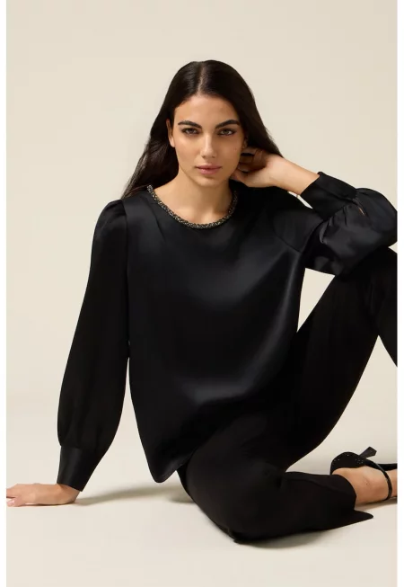 Блуза с овално деколте