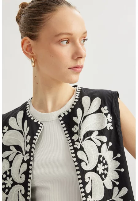 Елек без закопчаване с бродерии