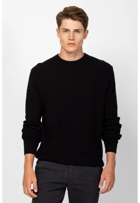 Фино плетен пуловер с овално деколте