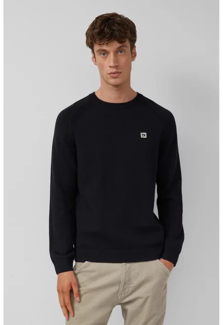 Пуловер с овално деколте