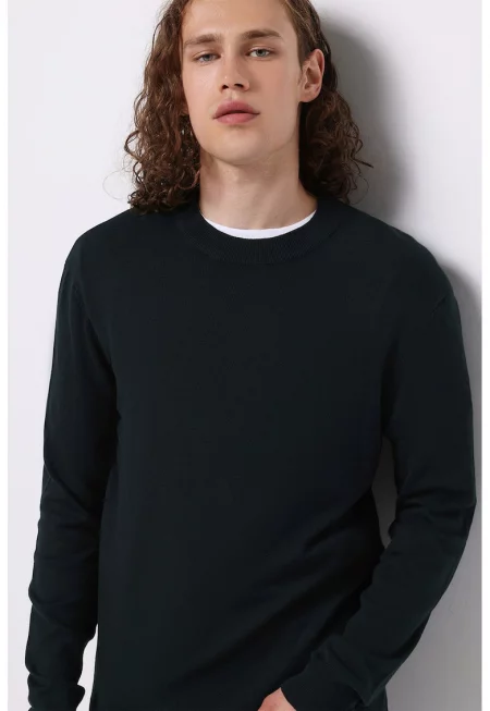 Пуловер с овално деколте