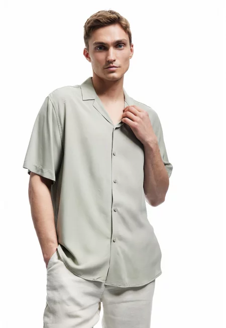 Риза с яка и ревери