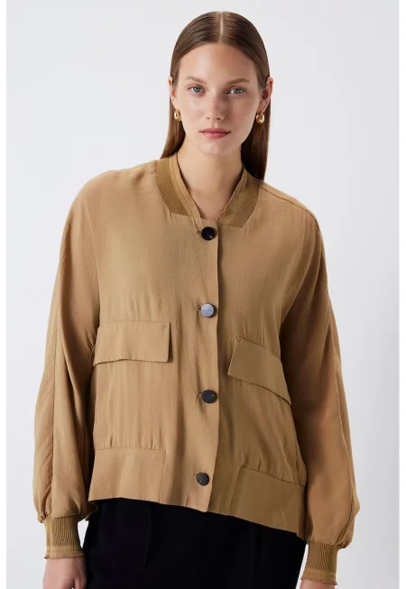 Уголемено яке с джобове с капаче