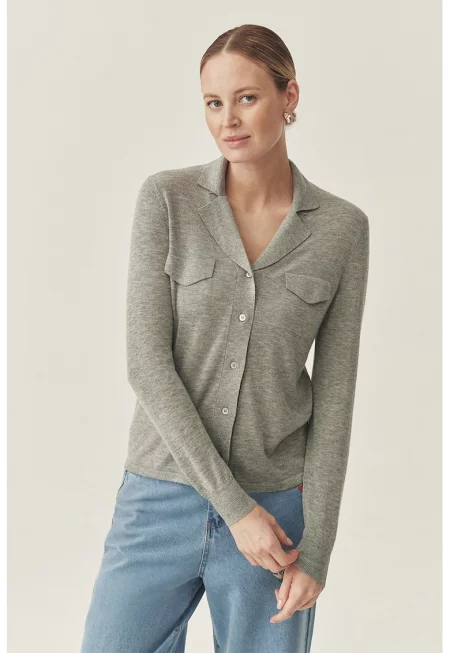 Жилетка с вълна с копчета