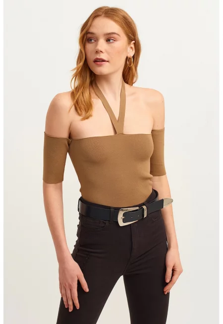 Блуза с голи рамене