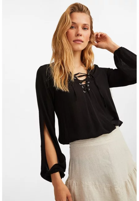 Блуза с отвор на ръкавите