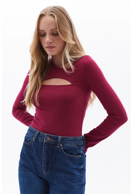 Блуза с отвори