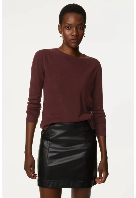 Фино плетен пуловер с овално деколте