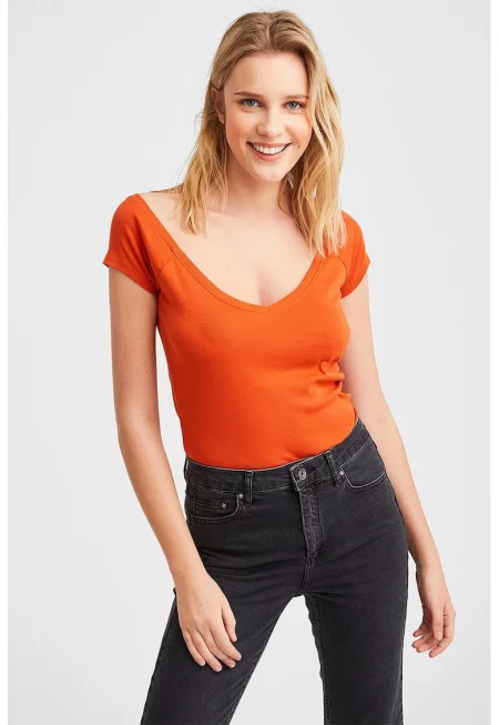 Памучна тениска с декоративни презрамки