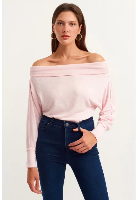 Пуловер с голи рамене