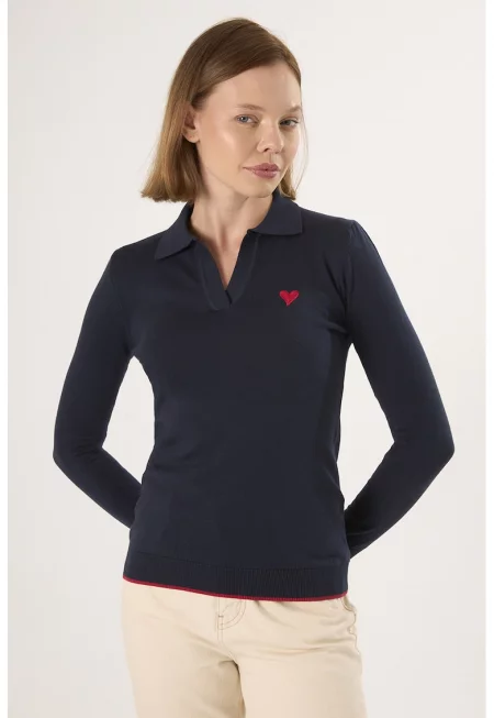 Пуловер с яка и контрастен подгъв