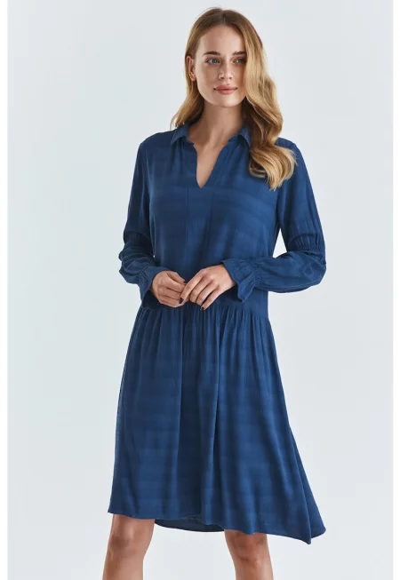 Разкроена рокля с остра яка