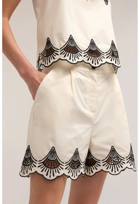 Шорти с вълнообразен подгъв - Крем