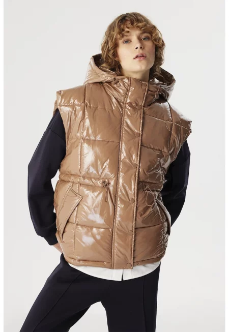 Ватиран елек с качулка